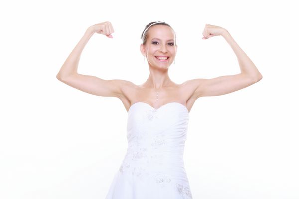عروس دختر قدرت و قدرت عضلات خود را نشان می دهد