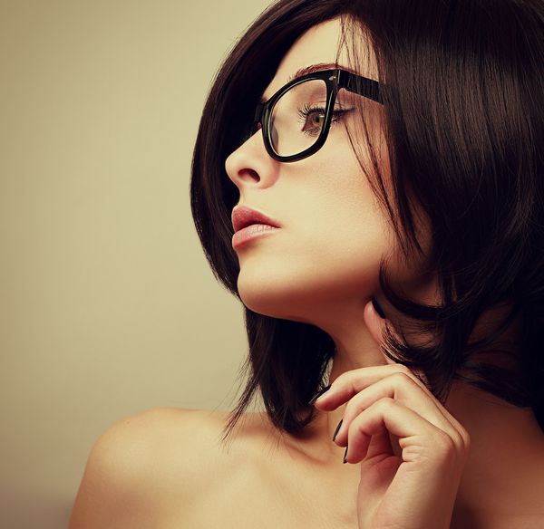 پروفایل مدل زنانه زیبا در عینک های مد به نظر