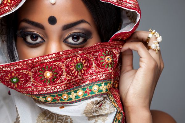 عروس عجیب و غریب هندی که برای عروسی لباس پوشیده است