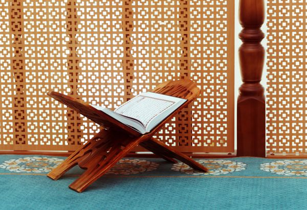 قرآن کتاب مقدس مسلمانان در مسجد