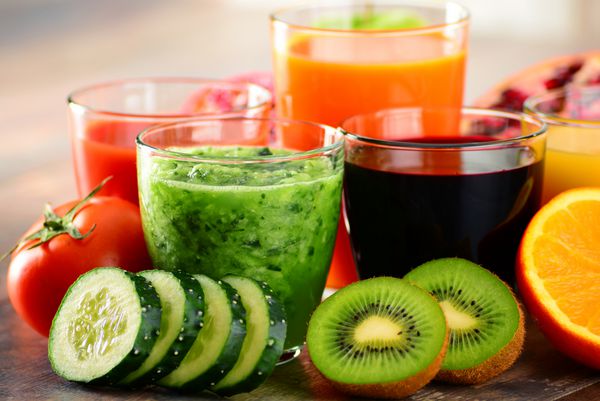 لیوان آب میوه و سبزیجات تازه آلی