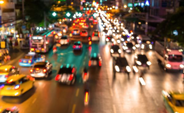 محو ترافیک بوکه از ترافیک عصر در جاده شهر