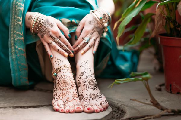 عروس هندو هندی با mehendi heena روی دست