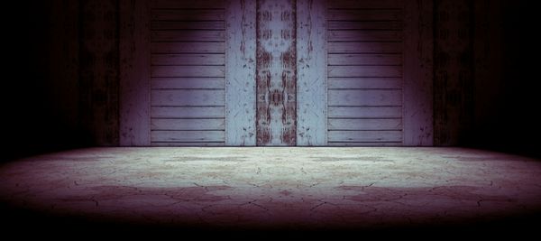 Fondo puerta de madera y suelo agrietado