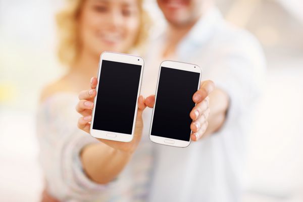 زن و شوهر تلفن های هوشمند خود را نشان می دهند