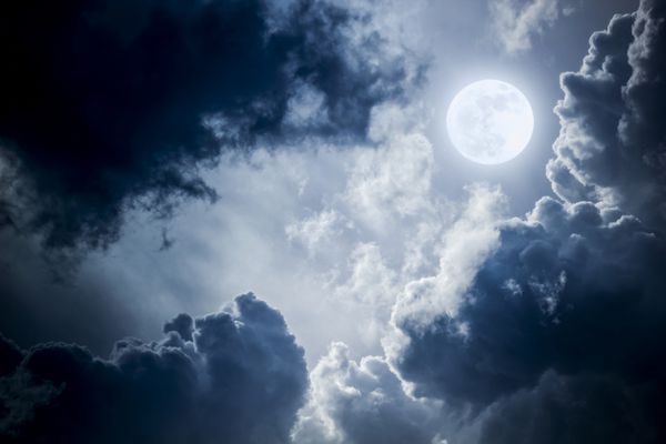 ابرهای دراماتیک و شبانه چشمگیر با ماه کامل آبی کامل