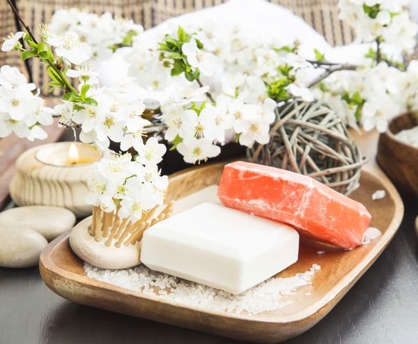 صابون خانگی اسپا با گل و محصولات مراقبت از بدن