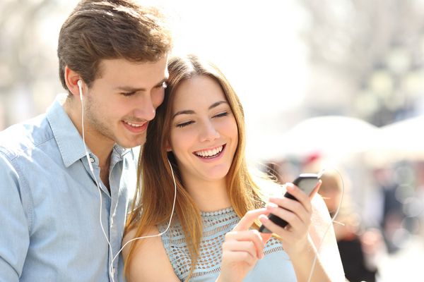 زن و شوهر با تلفن هوشمند در خیابان موسیقی به اشتراک می گذارند