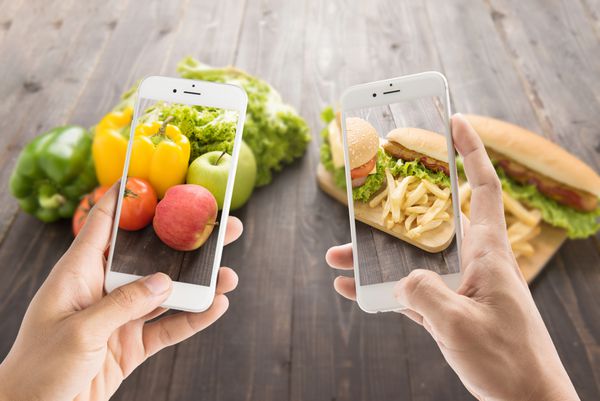 دوستانی که از تلفن های هوشمند برای عکس گرفتن با غذاهای متضاد استفاده می کنند