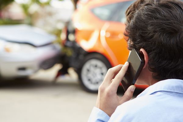 راننده نوجوان برقراری تماس تلفنی پس از تصادف رانندگی