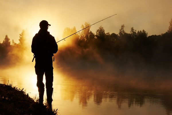 ماهیگیری ماهیگیر در طلوع آفتاب مه آلود