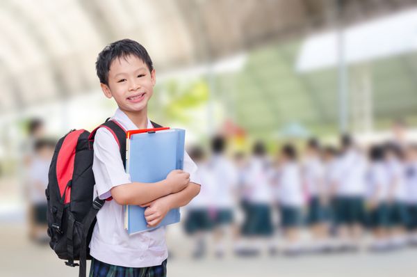 دانش آموز آسیایی با لباس در مدرسه
