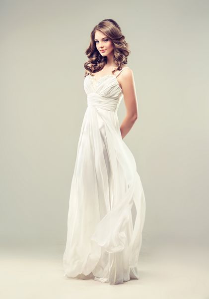 مدل دخترانه در لباس عروسی سفید با مدل موهای زیبا