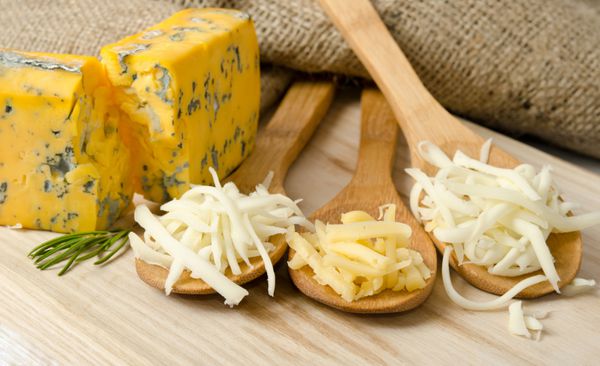 پنیر رنده شده در قاشق چوبی