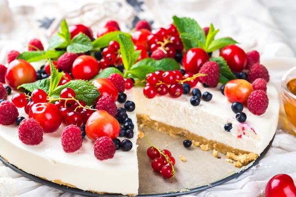 کیک پنیر با انواع توت ها و نعناع دسر تابستانی