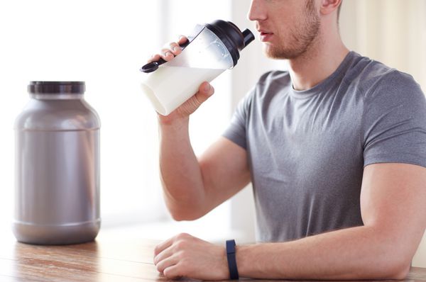 نزدیک لرزش پروتئین در حال نوشیدن انسان است