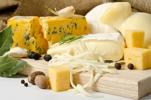 انواع پنیر با ادویه در تخته چوبی