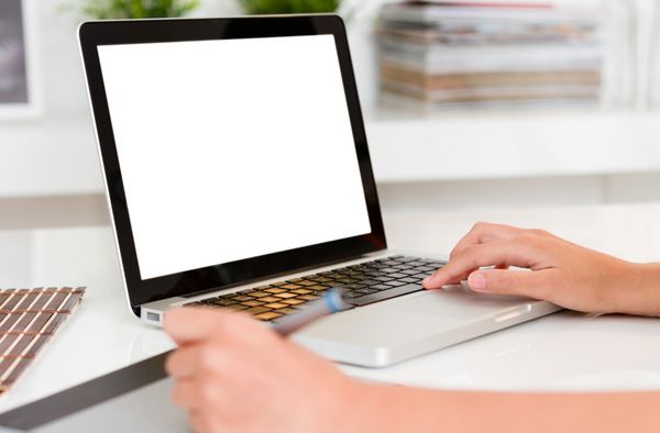 دست زن که با کامپیوتر کار می کند لپ تاپ با صفحه خالی