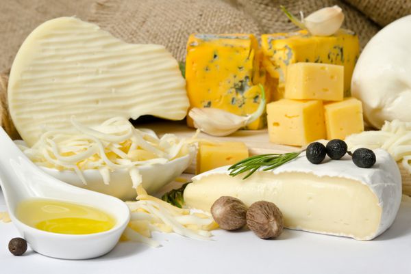 انواع پنیر با ادویه در تخته چوبی
