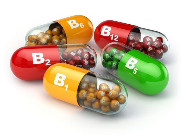 ویتامین B کپسول B1 B2 B6 B12 در زمینه جدا شده سفید