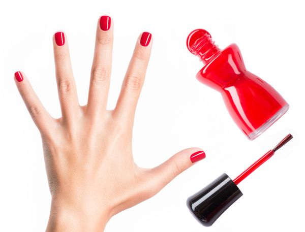 دستهای زن زیبا با مانیکور قرمز