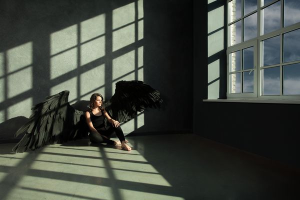 فرشته سیاه به بیرون از پنجره نگاه می کند مفهوم آزادی