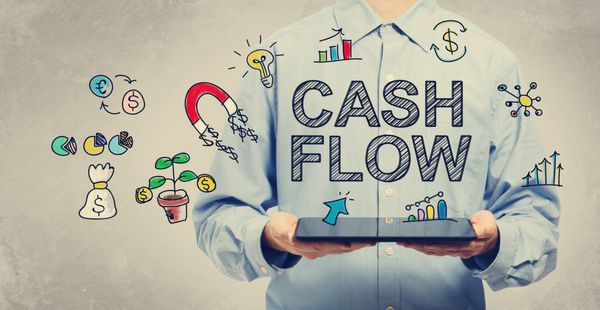 مفهوم Cash Flow با مرد جوانی که دارای رایانه لوحی است