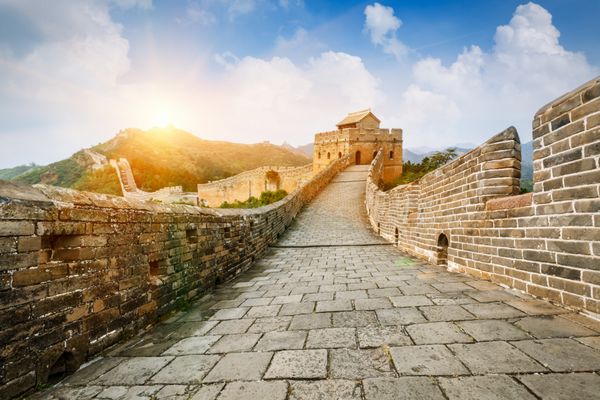 دیوار بزرگ در زیر آفتاب در هنگام غروب آفتاب پکن چین