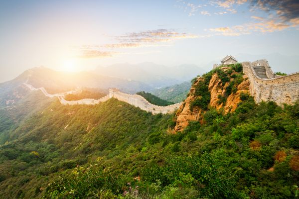 دیوار بزرگ در زیر آفتاب در هنگام غروب آفتاب پکن چین
