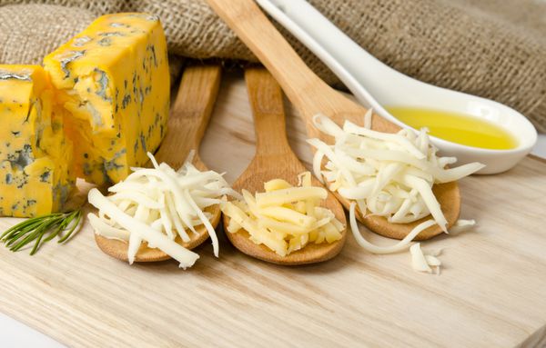پنیر رنده شده در قاشق چوبی