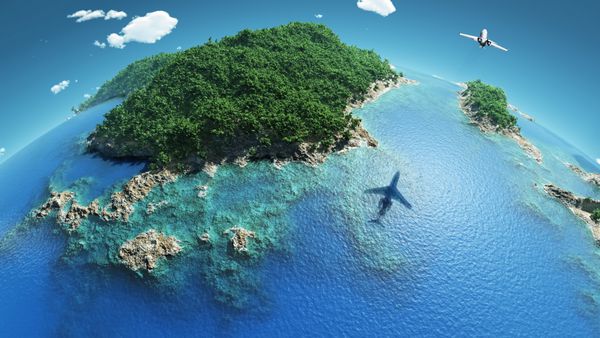 هواپیما بر فراز جزایر گرمسیری پرواز می کند