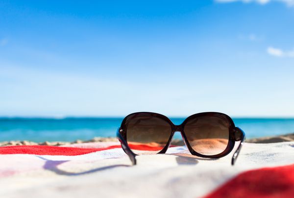 عینک آفتابی در ساحل مفهوم تعطیلات تعطیلات ساحل