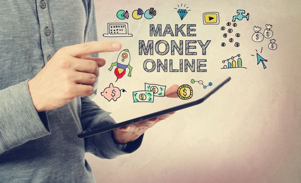 مرد جوان با اشاره به مفهوم Make Money Online