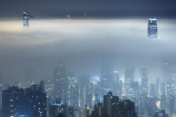 نمای شب مه آلود از بندر ویکتوریا در شهر هنگ کنگ