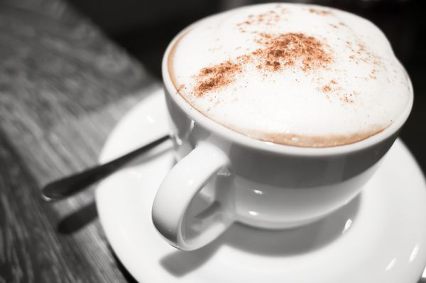 کاپوچینو فنجان قهوه با شیر و دارچین