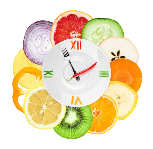 ساعت غذا با سبزیجات و میوه های خرد شده
