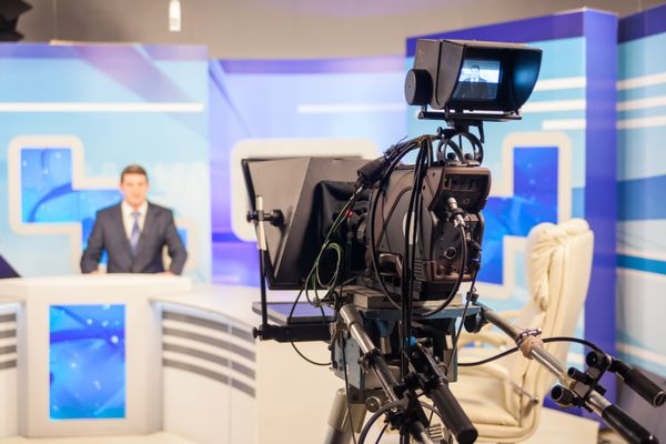 دوربین استودیوی تلویزیون ضبط خبرنگار مرد یا anchorman پخش زنده