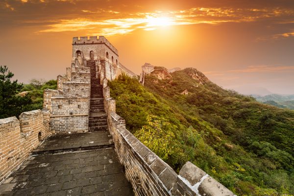 دیوار باشکوه چین در هنگام غروب آفتاب
