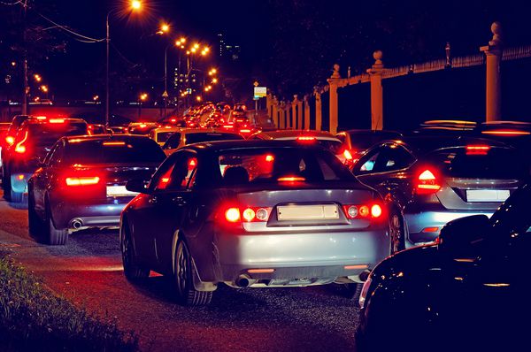 ترافیک شبانه در خیابان شهر