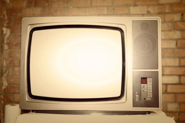 لوله های قدیمی پرنعمت تلویزیون بر روی یک انبار بر روی یک فیلتر پرنعمت استفاده شده است