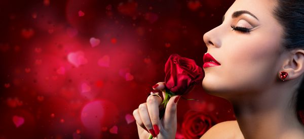 زیبایی ولنتاین زن مدل حسی لمس گل رز قرمز