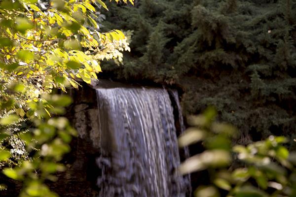 بهار در پاییز منظره آبشار در ایران