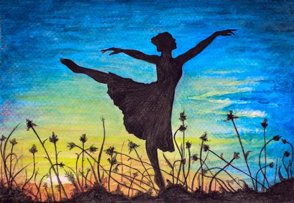 رقص باله دختری در غروب خورشید بالرین در صحرای گل و آسمان آبی