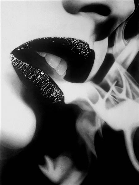 دود سیگار و لب های زیبای دختر نقاشی سیاه قلم