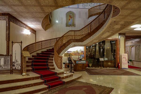 لابی و پلکان اصلی هتل کاروانسرای عباسی اصفهان