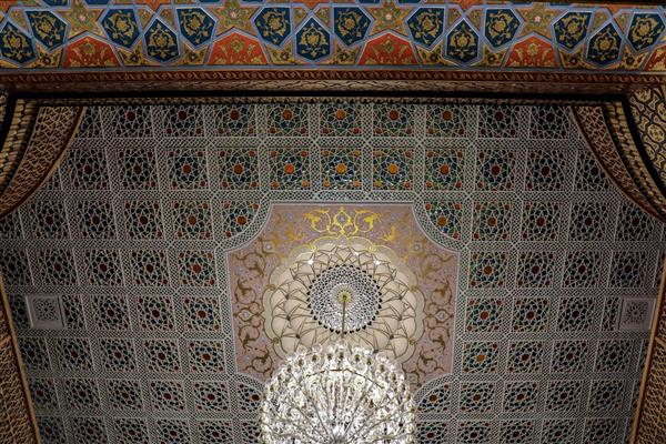 حاشیه و لوستر هنر طراحی دیوار و نقوش زیبای اسلیمی و ایرانی در معماری قدیم و باستانی