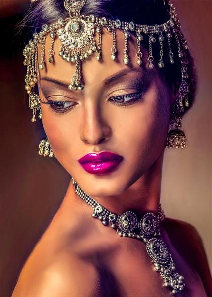 پرتره دختر هندی زیبا با جواهرات