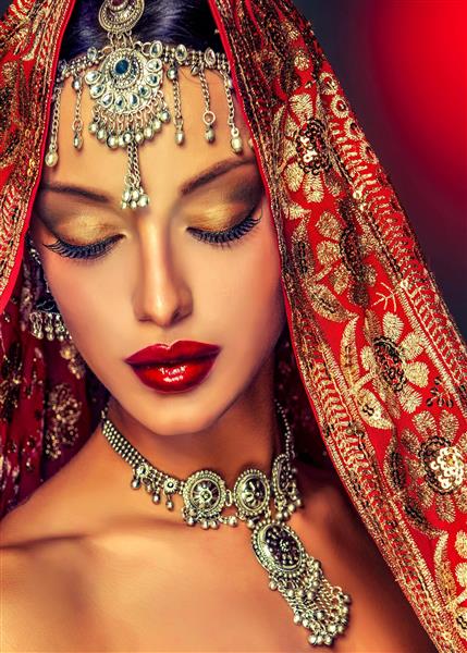 دختر هندی زیبا با شال قرمز
