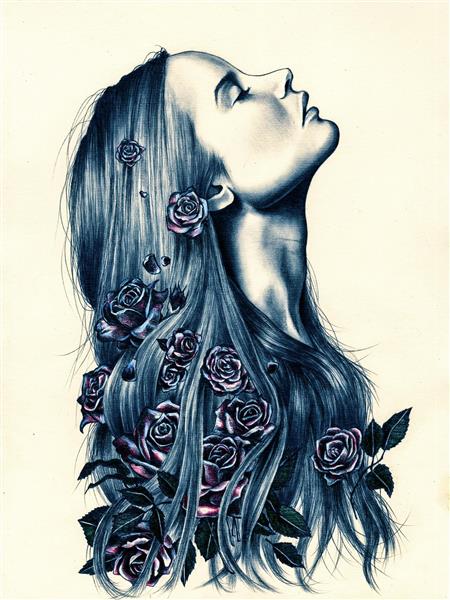 زن زیبا با گل های رز روی موهایش