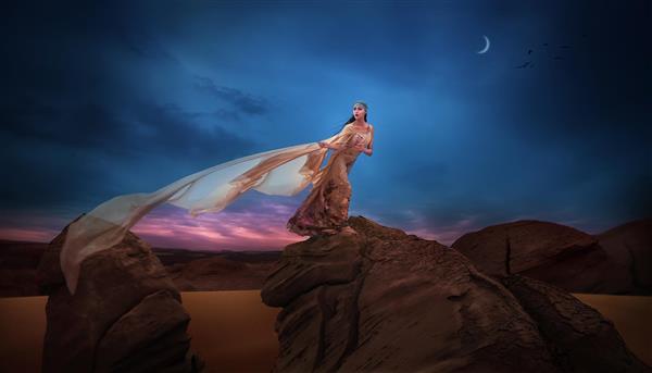 زن جوان ایستاده روی تپه در شب